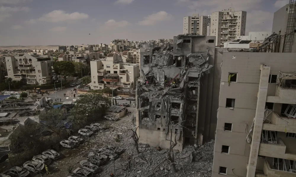 الدمار في الأراضي المحتلة.. آثار القصف الإيراني في صور