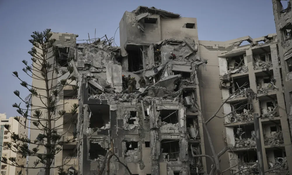 الدمار في الأراضي المحتلة.. آثار القصف الإيراني في صور