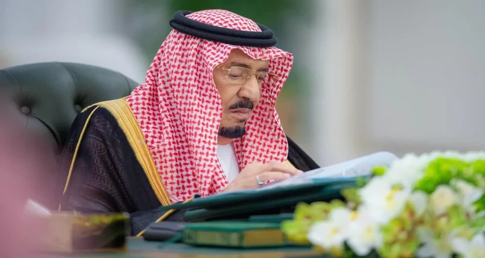 أصدر خادم الحرمين الشريفين ثلاثة أوامر ملكية بإعفاء مسؤولين بارزين من مناصبهم، بينهم مساعد وزير الدفاع ورئيس المؤسسة العامة للصناعات العسكرية.. . #العلم 