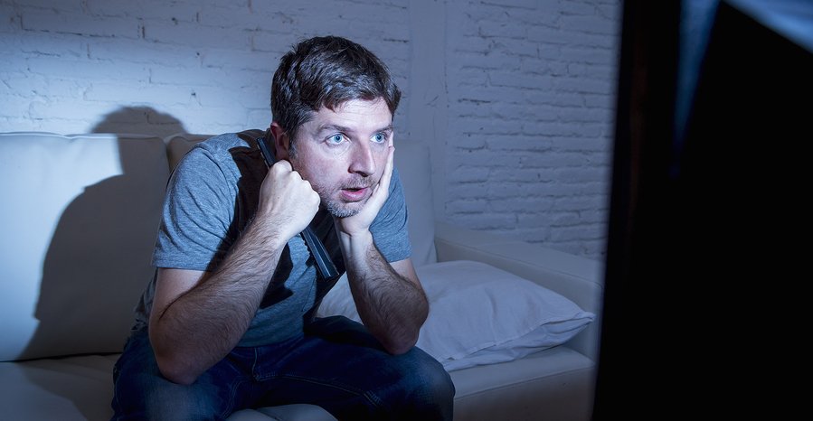 حلقة ثم حلقتين ثم الموسم كامل! السر وراء شراهة مشاهدة المسلسلات دفعة واحدة 