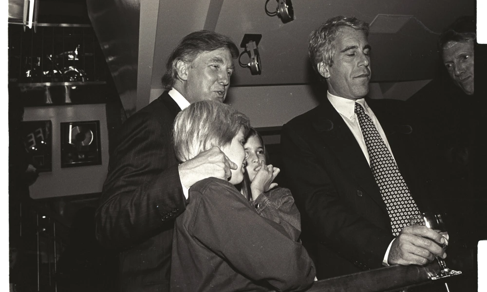 إحداها ضمت ترامب وإبستين وشابة تبلغ من العمر 20 عامًا فقط.. وثائق جديدة تكشف تفاصيل إضافية عن رحلات الرئيس الأمريكي والثري الراحل سيئ السمعة. 