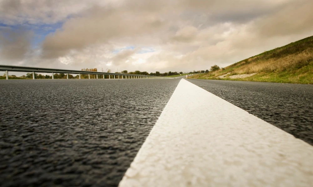 تقنية تحسين سطح الطريق تبدأ رحلتها في شوارع السعودية لتعزيز السلامة المرورية وإطالة عمر الأسفلت دون الحاجة لإعادة الرصف الكامل. 