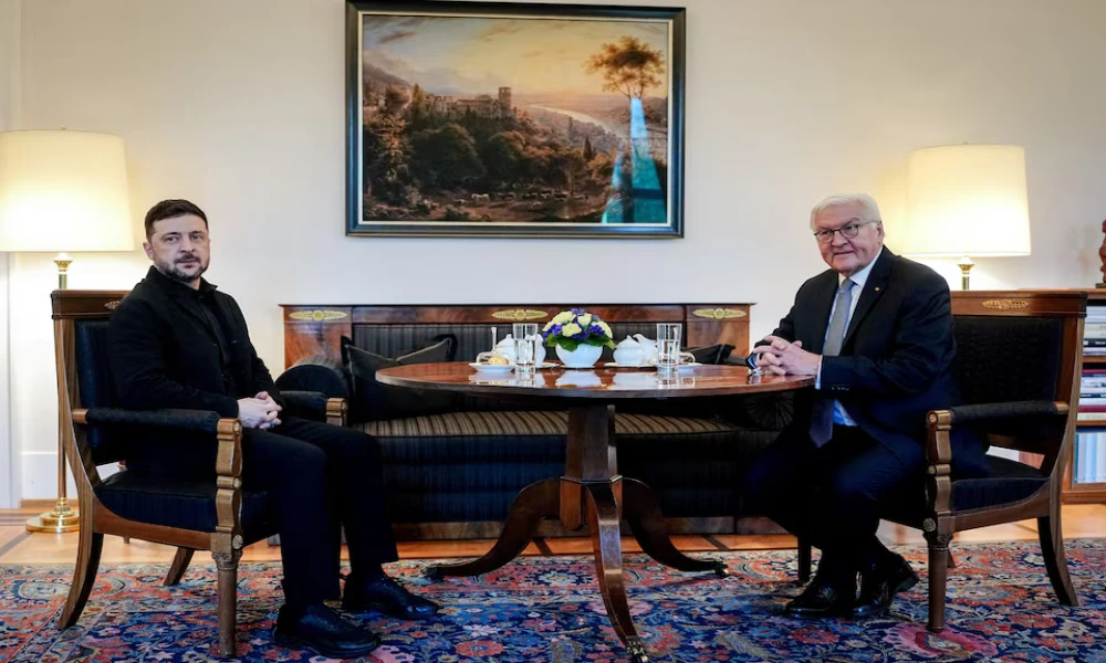 محادثات السلام الأوكرانية تمتد لليوم الثاني في برلين.. زيلينسكي يجتمع بمبعوثي ترامب وسط إشارات أمريكية "بإحراز تقدم"، رغم الرفض الشعبي. 