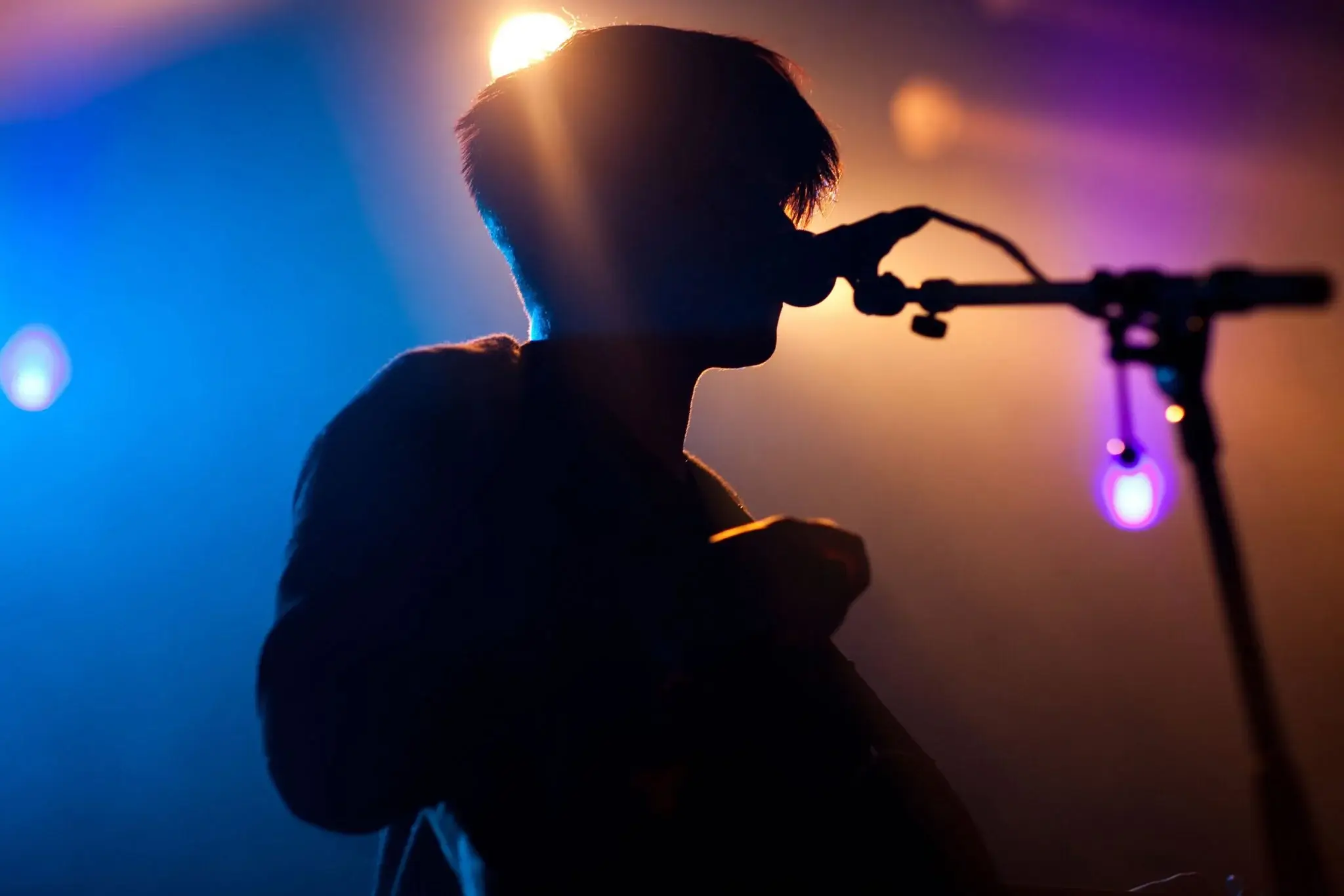 الغناء ليس مجرد متعة صوتية! من تعزيز صحة القلب والرئتين إلى دعم الدماغ وتخفيف التوتر، فوائد الغناء المدهشة تتجاوز ما تتخيل. 