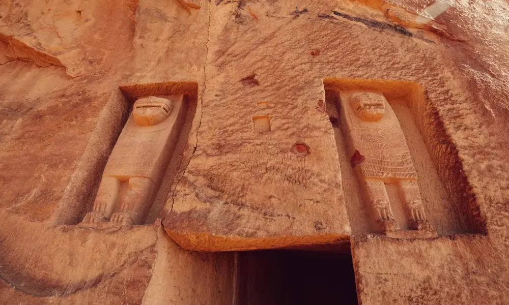 فصل مهم في تاريخ وادي القرى.. اكتشاف مبنى عمره قرون يثبت عدم تراجع الاستيطان بـ العلا حتى قبيل ظهور الإسلام. 