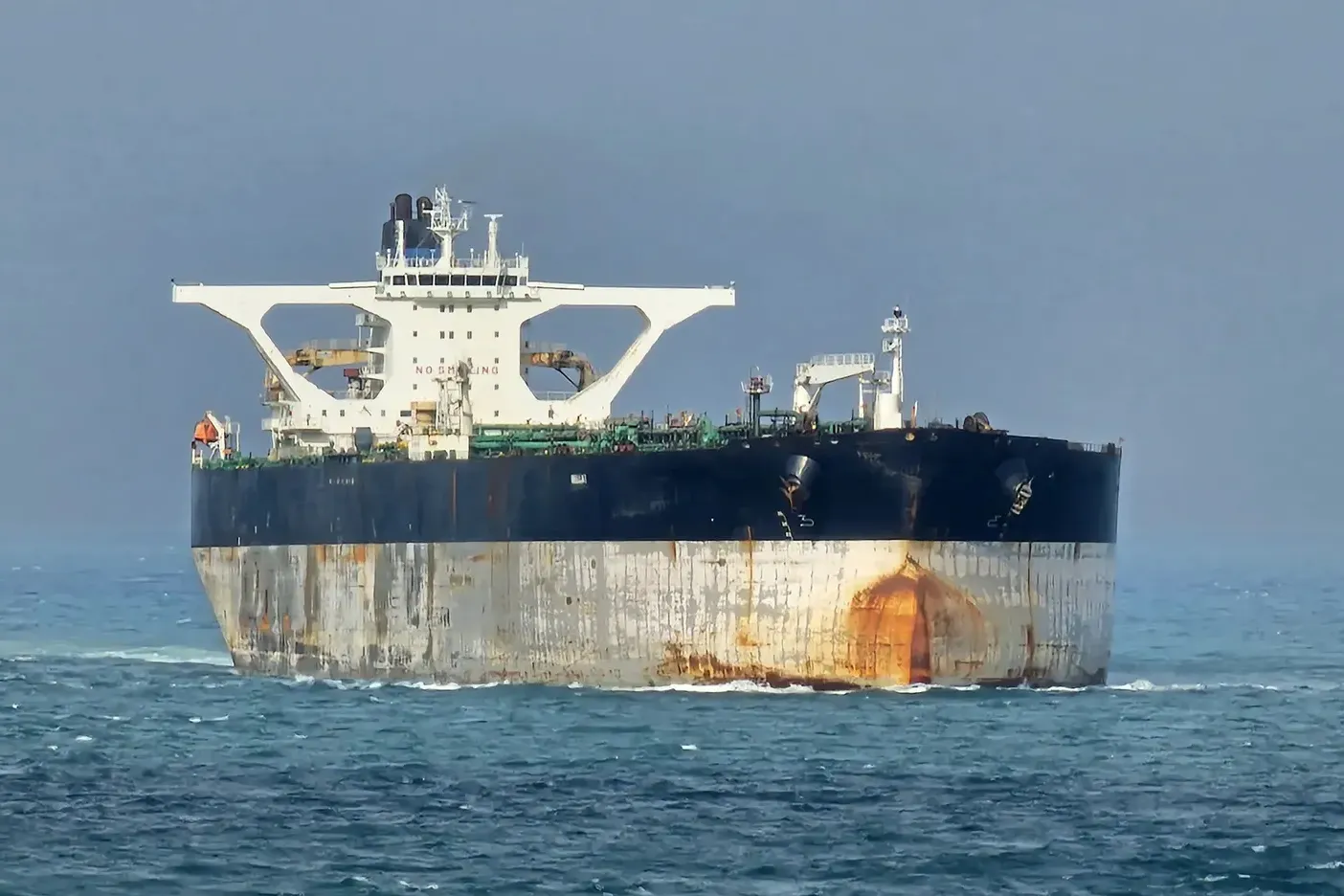 البيت الأبيض يكثف الضغوط الاقتصادية على كاراكاس ويفرض "عزلًا" على النفط الفنزويلي 