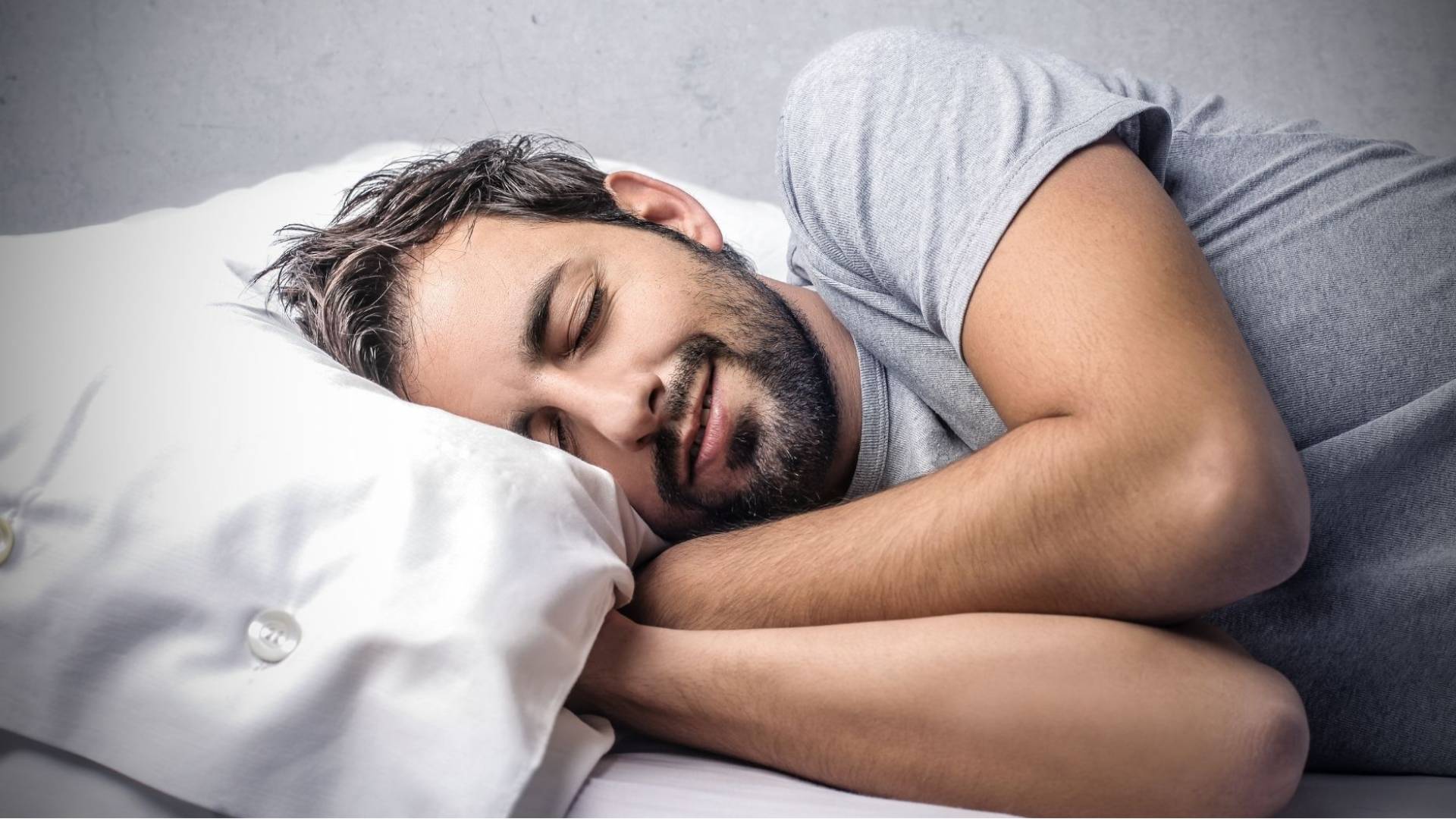 الوسادة المناسبة تساهم في تحسين جودة نومك والوقاية من آلام الظهر والرقبة.. تعرف كيف تختارها بشكل صحيح 