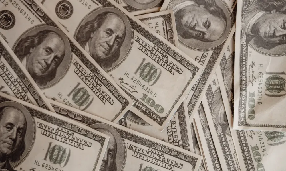 خبراء يحذرون من دخول العملة الأمريكية مرحلة هبوط طويلة الأمد وتأثيرات متباينة على الأسواق العالمية. 