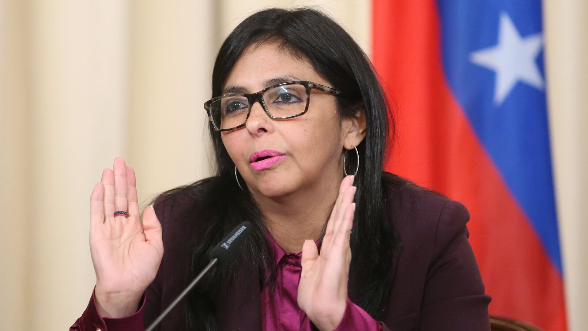 السلطة المؤقتة في فنزويلا تعرض التعاون مع الولايات المتحدة بعد تهديد ترامب بضربة جديدة، في تحول لافت بنبرة الخطاب 