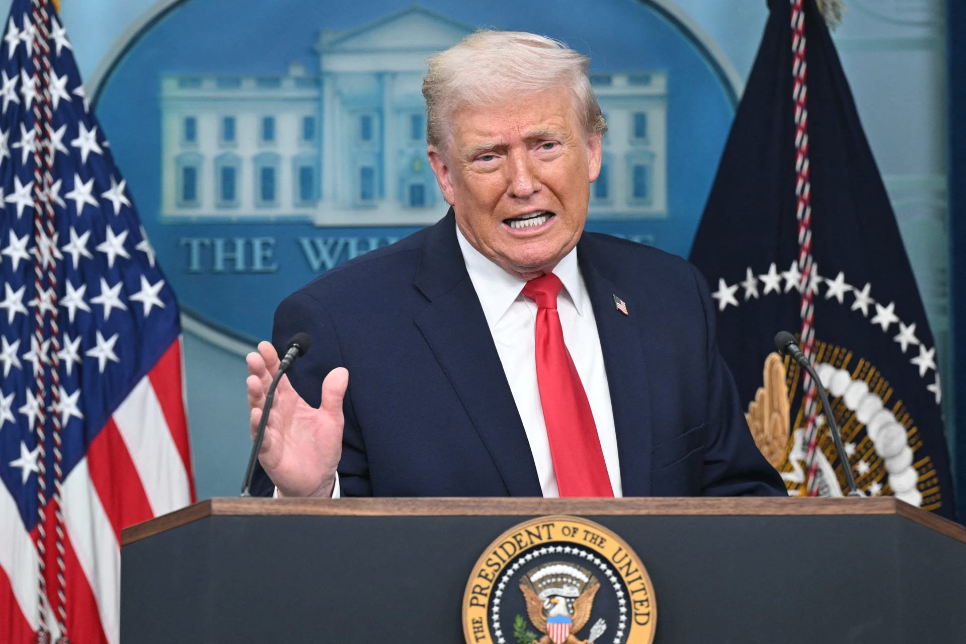 توتر تجاري متصاعد.. ترامب يلوّح برسوم 100% على كندا بسبب تقاربها التجاري مع #الصين 