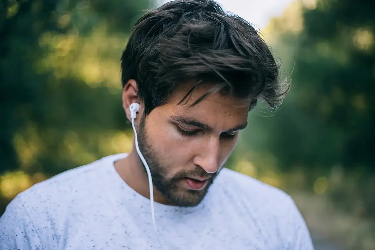 السماعات السلكية تعود كرمز جديد للأناقة بين مشاهير العالم، بدافع الحنين والبساطة. 