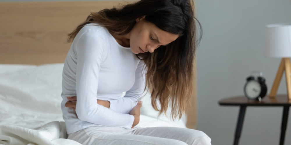 متلازمة القولون العصبي تصيب النساء بمعدل يفوق الرجال ضعفًا، وتجعل آلام البطن والانتفاخ والإرهاق جزءًا من حياتهن اليومية.. تعرف على السبب! 