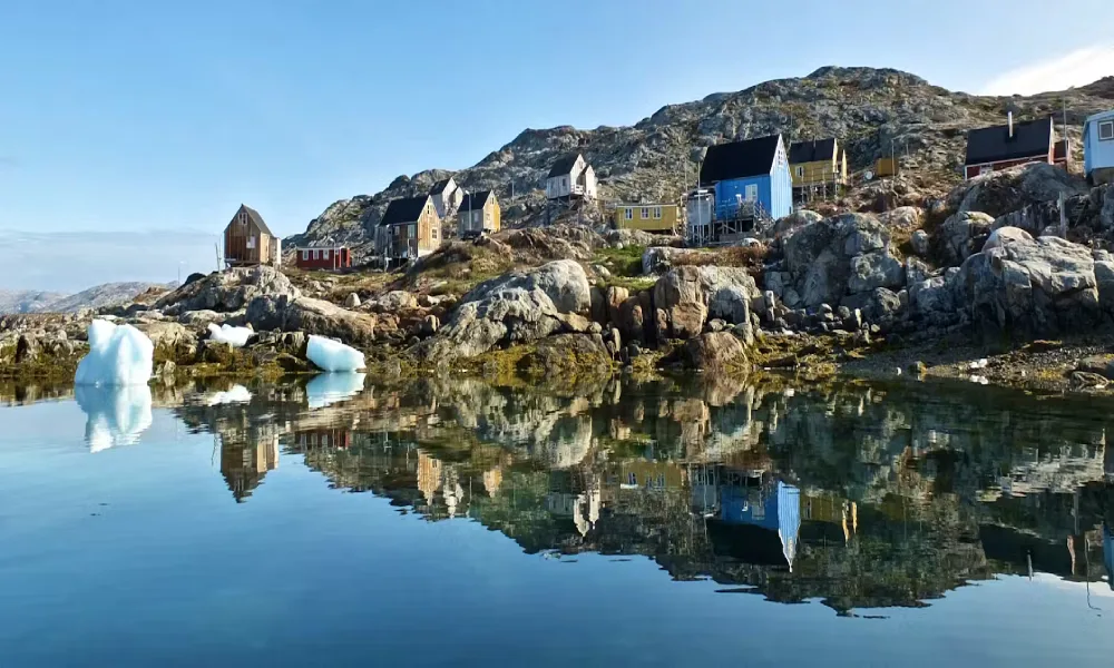 كيف تحولت أكبر جزيرة في العالم من مأوى لصيادي الفقمات إلى مطمع للقوى العظمى؟. اكتشف القصة الكاملة لـ غرينلاند التي ترغب الولايات المتحدة في السيطرة عليها. 