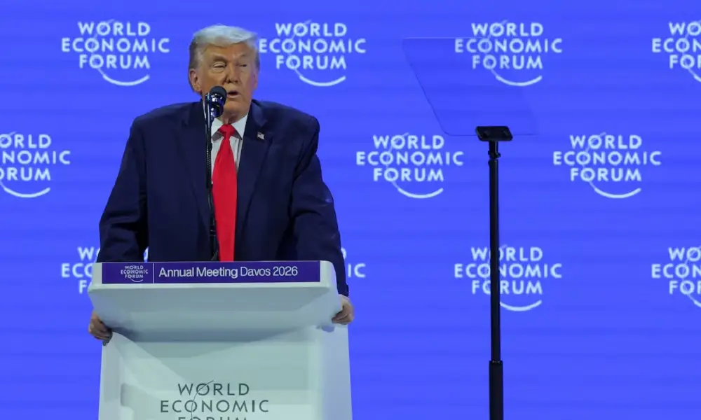 ترامب يعلن التراجع عن فرض الرسوم الجمركية بعد ساعات من تصريحاته المثيرة حول غرينلاند والقطب الشمالي 