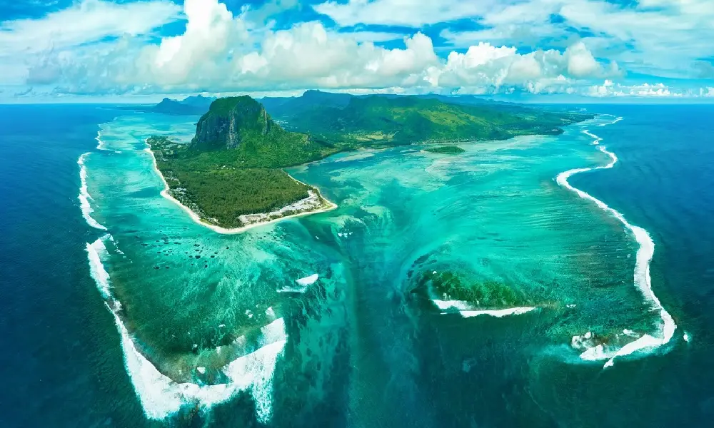 ترامب يربط قضية تشاغوس بمحاولة ضم غرينلاند، معتبرًا أن التخلي عن الجزر يظهر ضعف القوى الغربية أمام المنافسين الدوليين 