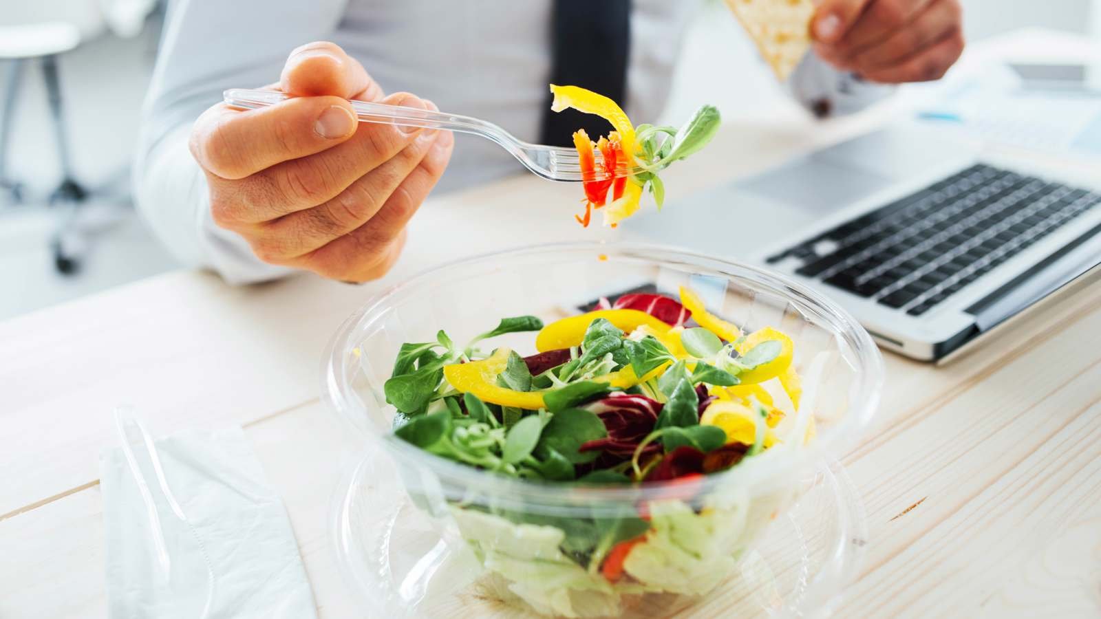 الدهون ليست العدو، والبروتين الزائد ليس الحل تعرّف على 6 أكاذيب غذائية كبرى لا تصدقها 