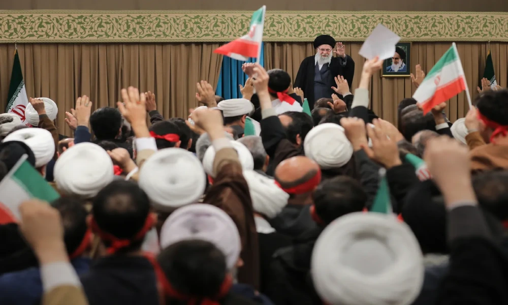 تُدار إيران وفق نظام "ثيوقراطي" يجعل السلطة العليا في يد المرشد الأعلى رغم وجود رئيس للجمهورية وبرلمان منتخب.. نظرة على هيكل الحكم الإيراني 