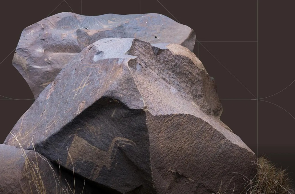 اكتشاف 20 صخرة تحمل نقوشًا أثرية في مشروع "قمم السودة" 