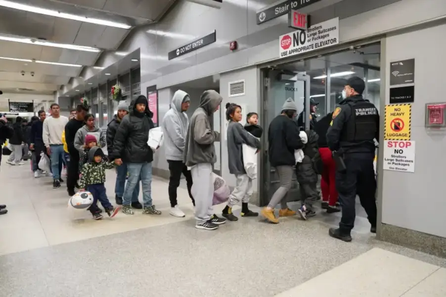 كشف تقرير جديد صادر عن الرئاسة الديمقراطية للجنة العلاقات الخارجية بمجلس الشيوخ، أن إدارة ترامب أنفقت أكثر من 30 مليون دولار لإرسال مهاجرين إلى دول نائية ليست دولهم الأصلية 