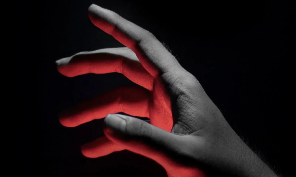 دراسة حديثة: البشر قد يمتلكون "حاسة لمس عن بُعد" تُمكّنهم من الشعور بالأجسام قبل لمسها 