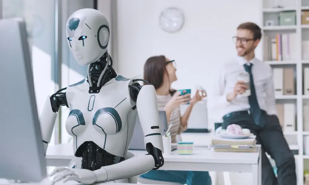 أثر الذكاء الاصطناعي لا يقتصر على الشركات فقط، بل يمتد للموظف نفسه، إذ ارتفعت إنتاجية الأفراد الذين استخدموا أدواته بأكثر من 50% 