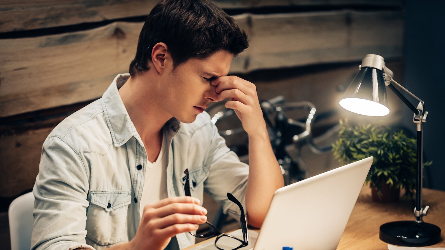 بيئة العمل لم تعد تؤثر على صحتنا فقط، بل تمتد إلى علاقاتنا وحياتنا اليومية.. فإلى أي مدى ندفع ثمن الطموح؟ 