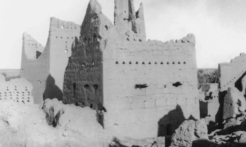 منذ تأسيس الدرعية عام 1446 ميلاديًا وحتى عهدنا الزاهر.. رحلة طويلة من البناء والعطاء يرويها لنا تاريخ الدولة السعودية في ذكرى يوم التأسيس. العلم بالتاريخ يوم التأسيس السعودي | #يوم_بدينا 