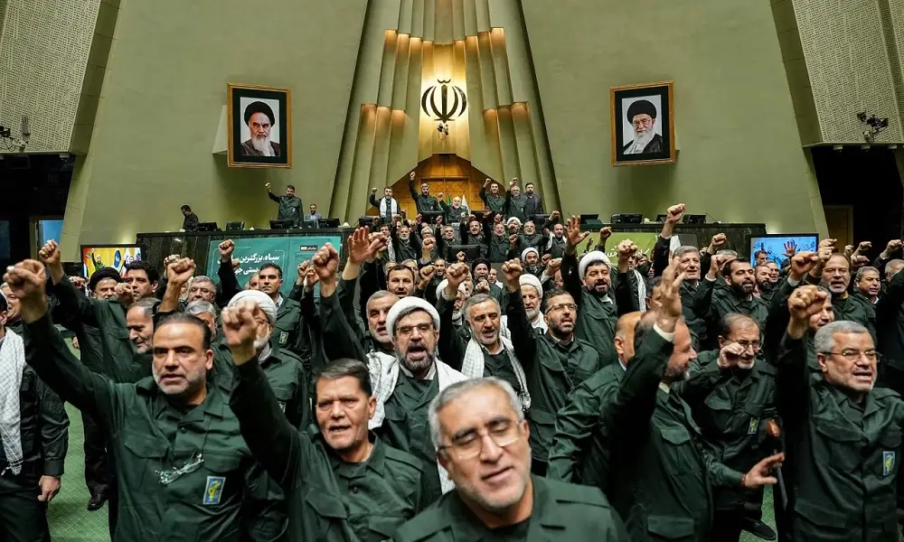 الضربات الأمريكية حاولت استهداف قادة النظام الإيراني. هذا ما يجب معرفته عن نظام السلطة في إيران العلم أبسط | 