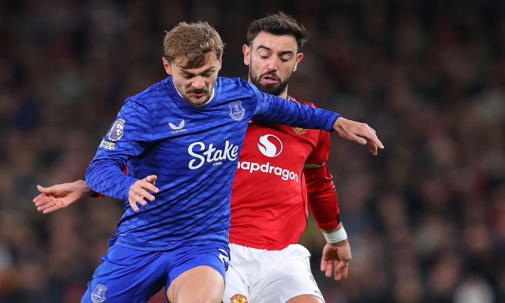 رحلة بحث عن الثأر في الدوري الإنجليزي الليلة.. مانشستر يونايتد يواجه نظيره إيفرتون وعينه على المربع الذهبي. 