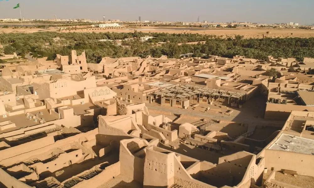 يذكّرنا يوم التأسيس أن السعودية ترسي دعائم الاستقرار وتكتب تاريخًا من المجد والوحدة منذ عام 1727م، برزت فيه الدرعية كمشروع وطني نهضوي جمع شتات المنطقة ووحد صفوفها. 