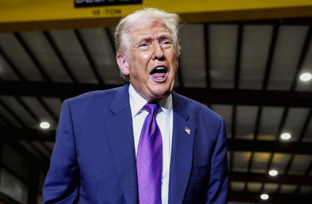 رغم تقييد المحكمة العليا لرسوم ترامب بـ15% لمدة 150 يومًا، لا تزال سياساته الحمائية تهيمن على التجارة العالمية خالقةً تحالفات جديدة. . 