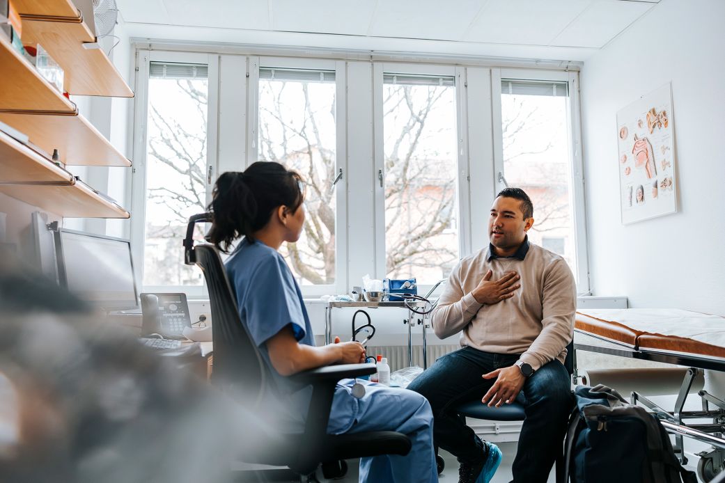 تكشف دراسة تابعت أكثر من 5 آلاف شخص أن خطر أمراض القلب لدى الرجال يبدأ بالتصاعد عند نحو سن 35، مع وصولهم للإصابة قبل النساء بقرابة 7 سنوات. اكتشف لماذا يشكّل هذا العمر نقطة تحوّل في الصحة العامة. 