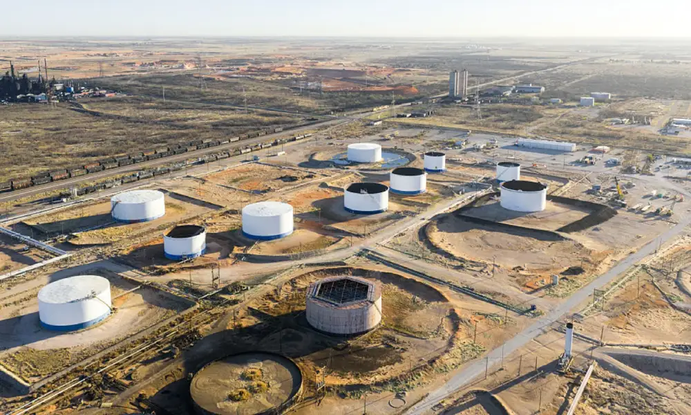 تراجع أسعار النفط العالمية بنسبة 8% بعد قرار "ترامب" تأجيل الضربات العسكرية ضد منشآت الطاقة في إيران لمدة 5 أيام. 