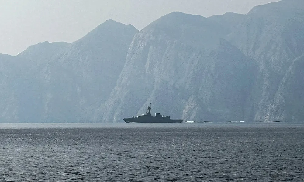 الحرس الثوري الإيراني يعلن إغلاق مضيق هرمز ويهدد أي سفينة عابرة بالهجوم 