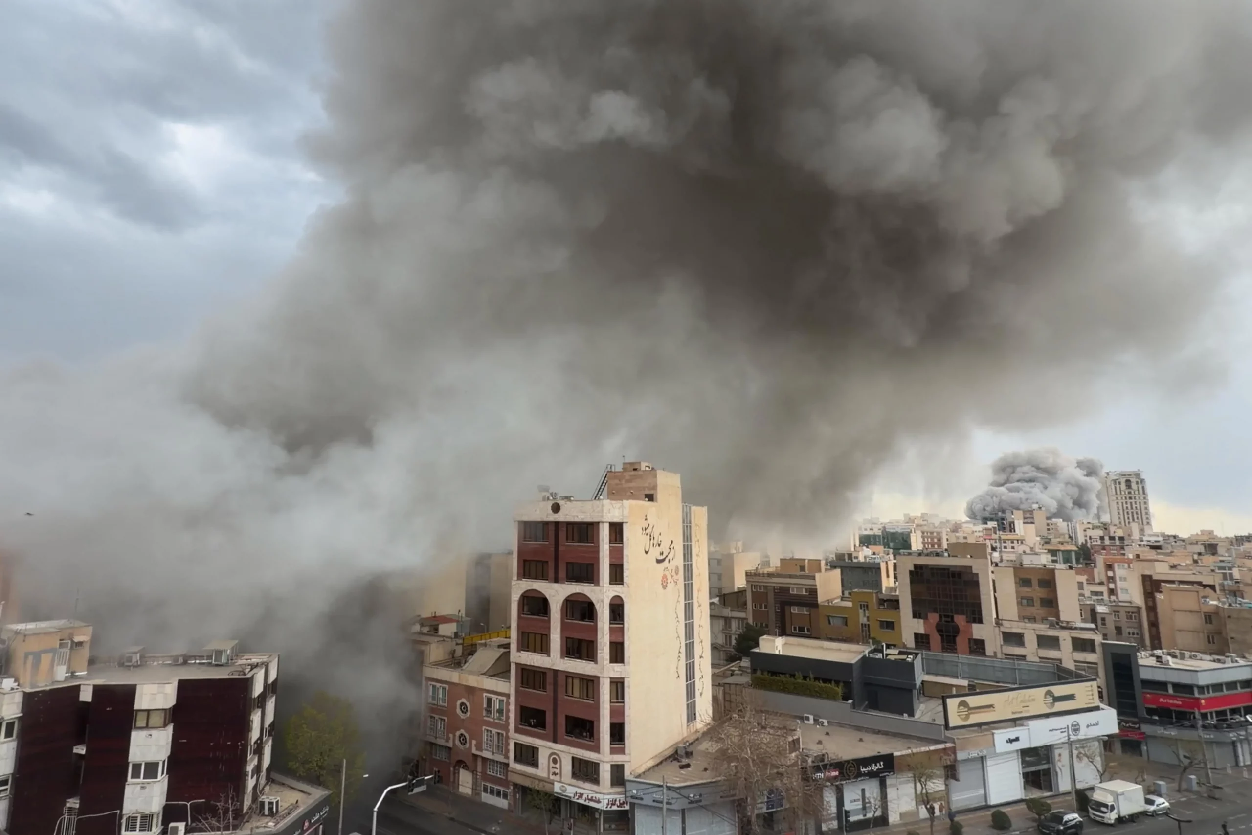 إيران تتحدى الولايات المتحدة وإسرائيل باستراتيجية الصمود وتعطيل إمدادات الطاقة، في خطوة تزيد من التوترات وتؤثر على استقرار أسواق النفط العالمية. 