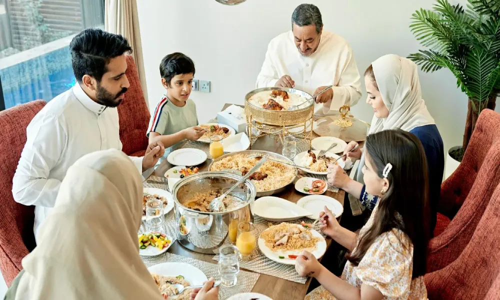 هل أنت انطوائي وتشعر بالإرهاق من الزيارات العائلية الطويلة؟.. إليك الدليل العملي للتعامل مع التجمعات في العيد بذكاء وهدوء. #أبسط 