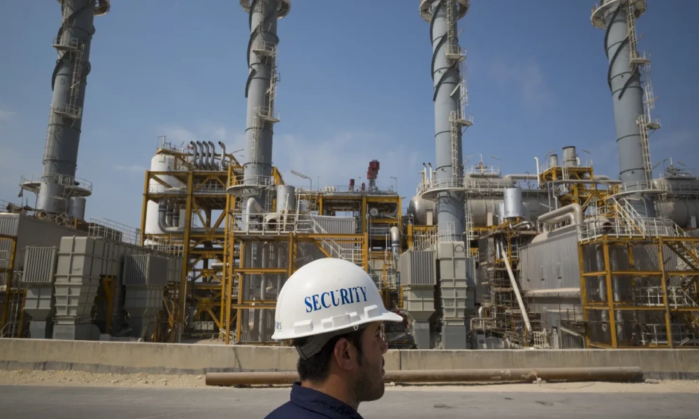 العقود الآجلة في سوق النفط تشير إلى تراجع الأسعار نهاية العام بنسبة 17% عن المستويات الحالية رغم استمرار التوتر العسكري. 