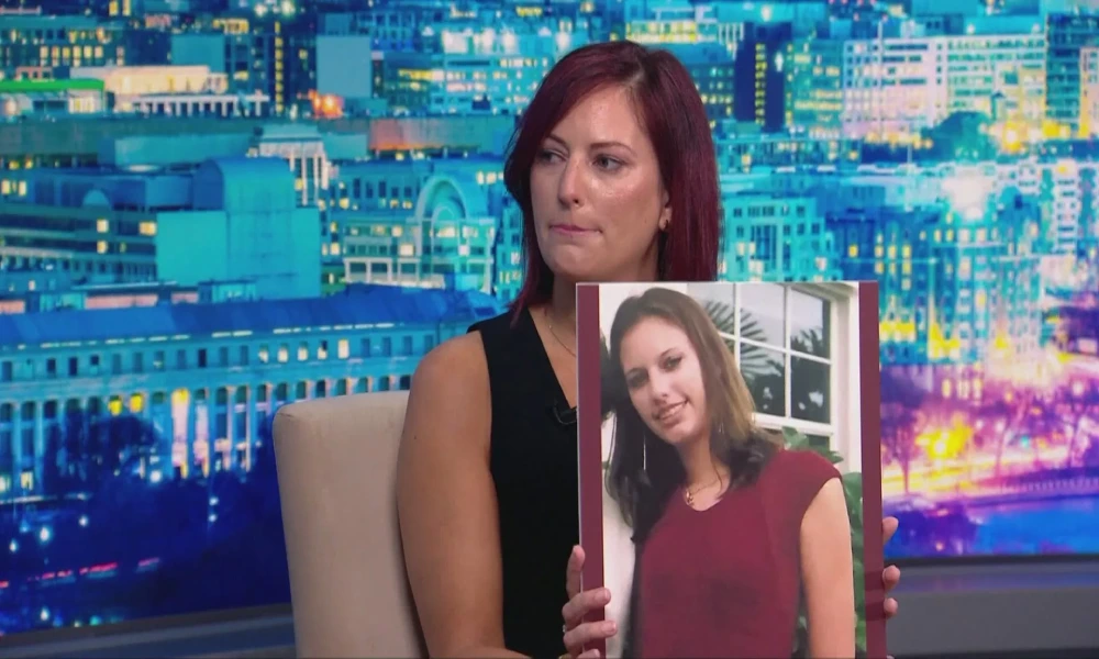 ناجية جديدة تخرج عن صمتها لتروي كيف خدّرها جيفري إبستين واغتصـ ــبها في قصره بـ #فلوريدا. 