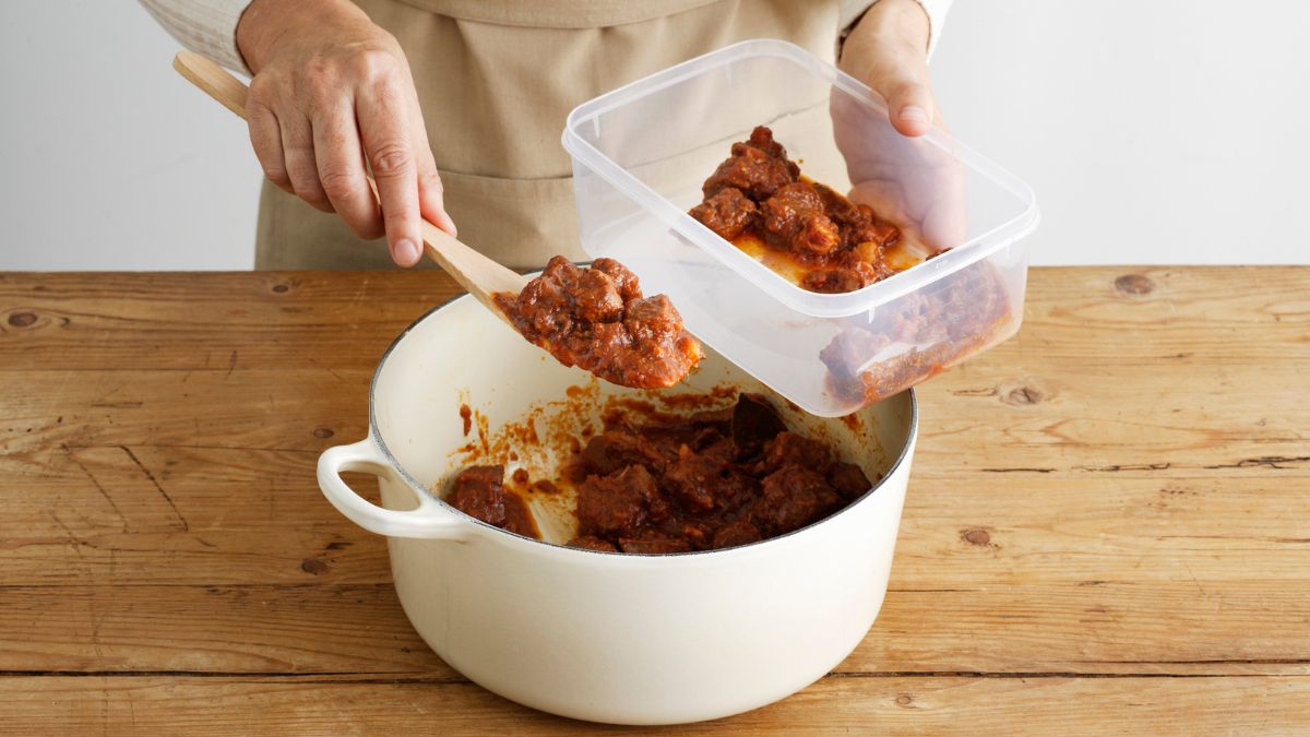 اكتشف كيف يساعدك تكرار الوجبات اليومية والروتين الغذائي في إنقاص الوزن بسهولة وتقليل حيرة اختيار الطعام. 