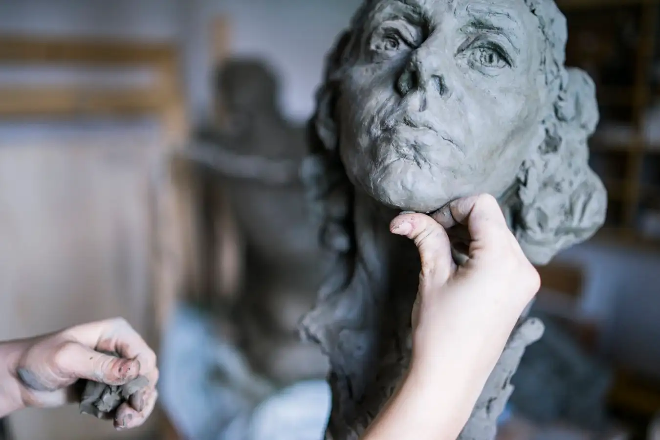 يمثل ذقن الإنسان لغزًا تطوريًا يميز سلالتنا البشرية وحدها، ورغم محاولات العلماء لربطه بوظائف حيوية كالمضغ والكلام، كشفت أبحاثًا جديدة احتماليات أخرى، تعرف عليه. 