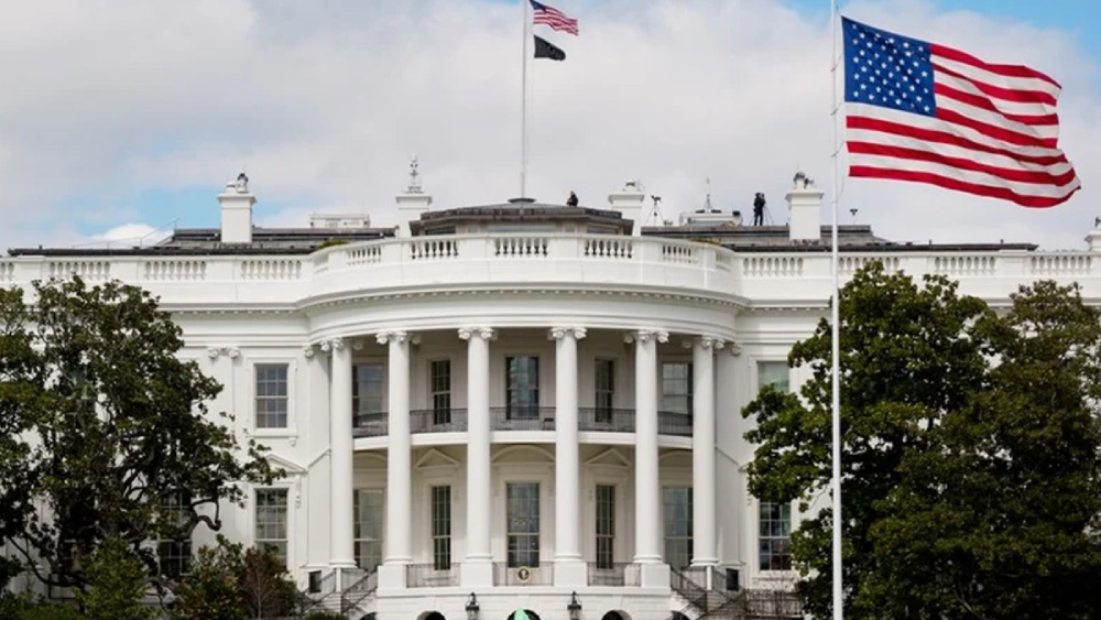 تقرير استخباراتي يحذر من تهديد مستمر من إيران داخل الولايات المتحدة، بينما يقلل البيت الأبيض من المخاطر. 