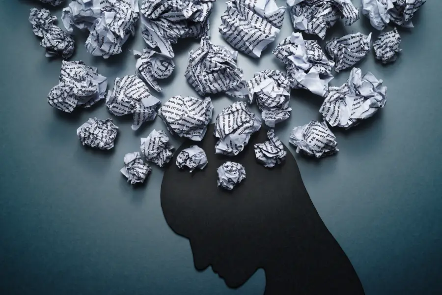 القلق شعور طبيعي يساعدنا أحيانًا! لكن عندما يتحول إلى أفكار مُلحة وسلوكيات قهرية تعيق حياتنا فقد نكون أمام الوسواس القهري فما الفرق بينهما؟ #العلم 