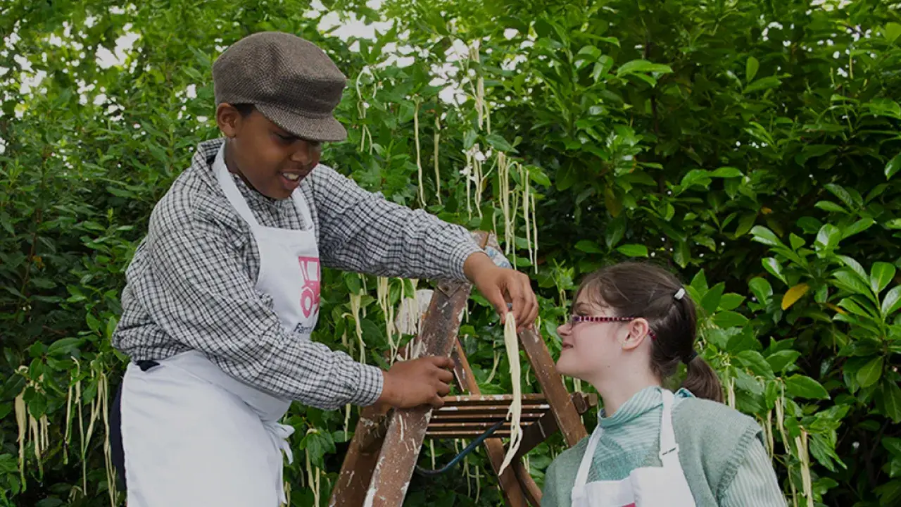 زراعة المعكرونة على الأشجار، والشم عبر شاشات التلفزيون.. أشهر خدع كذبة أبريل التي صدقها الملايين حول #العالم! 