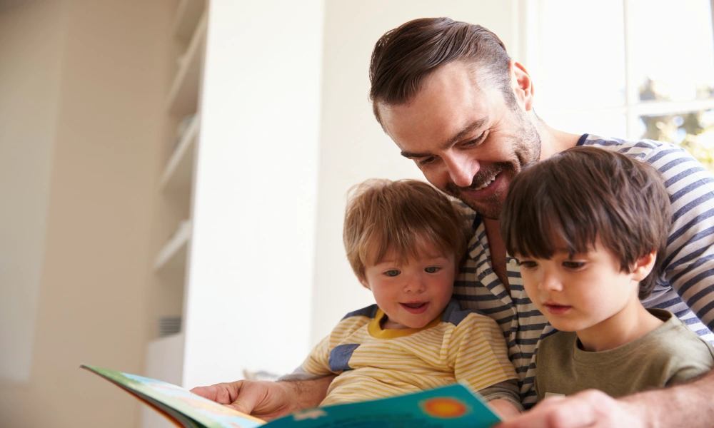 هل تساءلت يومًا لماذا يطلب طفلك تكرار نفس القصة؟.. في اليوم العالمي لكتاب الطفل نكشف كيف يبني هذا التكرار مسارات الذكاء في عقله الصغير. 