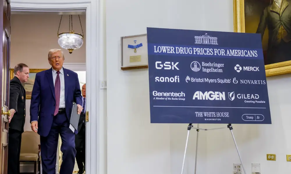 أصدر الرئيس الأمريكي دونالد ترامب، قرارات بفرض رسوم جمركية بنسبة 100% على واردات علامات تجارية دوائية محددة، مع إجراء تعديل شامل على رسوم الصلب والألمنيوم والنحاس. 