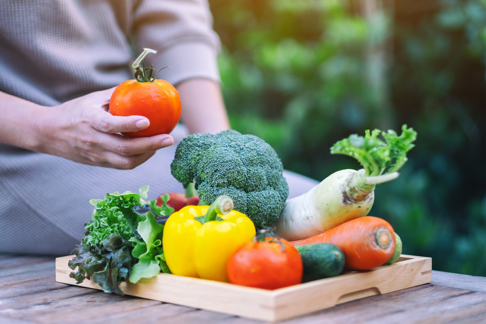 دراسة حديثة تكشف عن مركب نباتي موجود في الفواكه و الخضروات الشائعة قد يساهم في إطالة العمر وحماية الدماغ من آثار الشيخوخة 