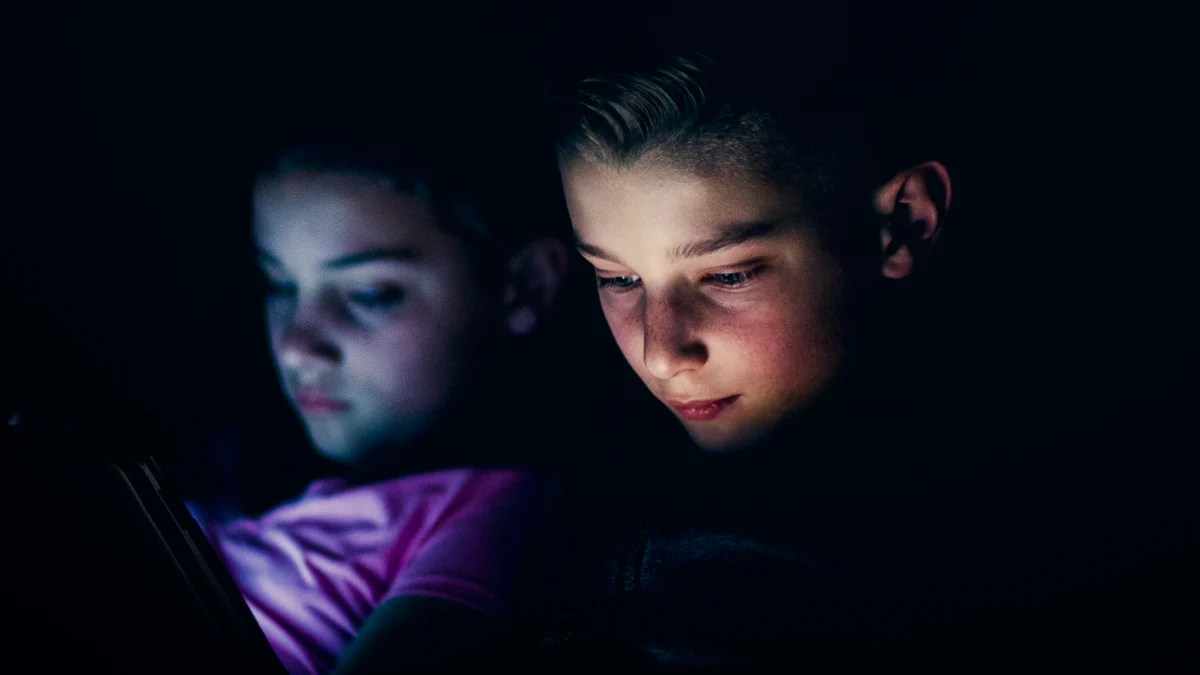 دراسة حديثة تكشف تأخر التوائم في المهارات المعرفية والاجتماعية مقارنة بأشقائهم بسبب المنافسة على كسب اهتمام الوالدين. 